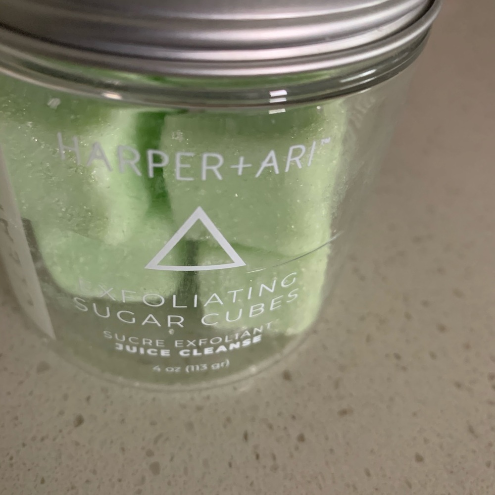 Harper+ Ari Exfoliating Sugar cubes